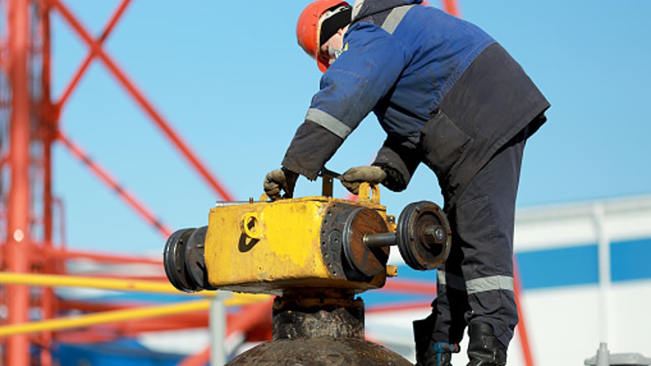 Fotografía que muestra a un trabajador cerrando una línea de gasoducto.