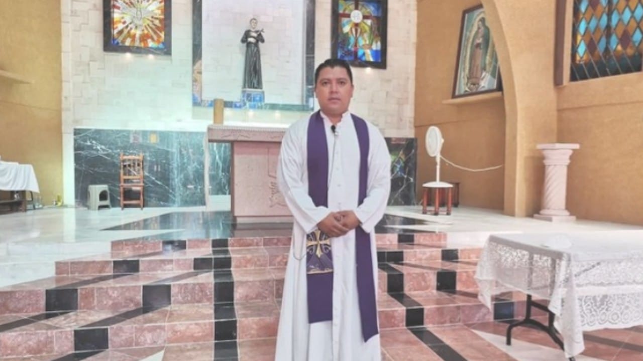 El párroco de la iglesia de San Gerardo María Mayela de Iguala, Felipe Vélez Jiménez (N+)
