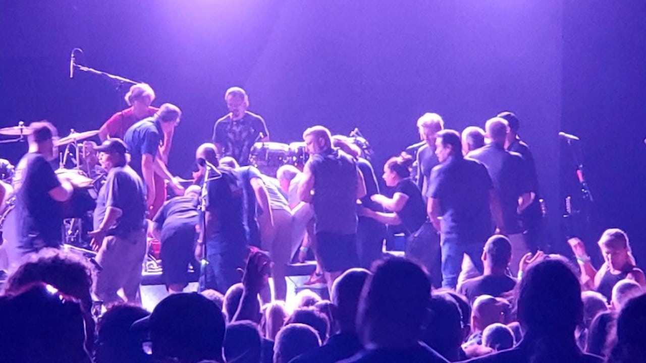 Personal médico atiende al guitarrista Carlos Santana tras desmayarse en el escenario (Twitter: @BonnieBlueTK)