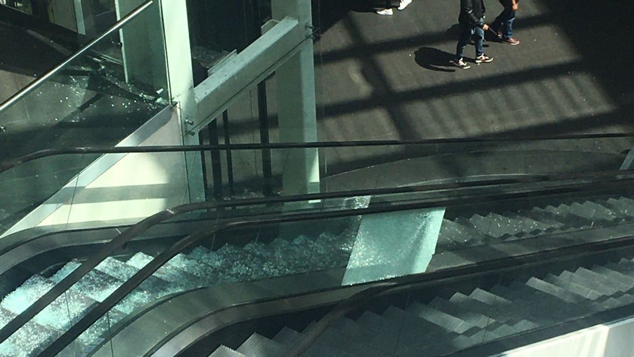 Se rompen cristales en plaza comercial de Reforma.