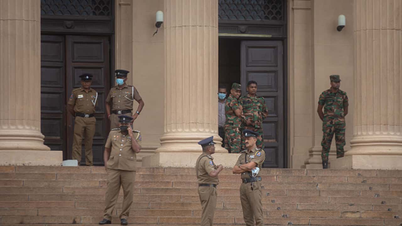 Oficiales de policía resguardan el lugar de donde fueron desalojados manifestantes de Sri Lanka