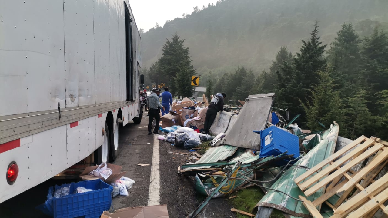 Vuelca camión de carga tipo Torton con toneladas de ropa sobre la carretera federal México-Toluca.