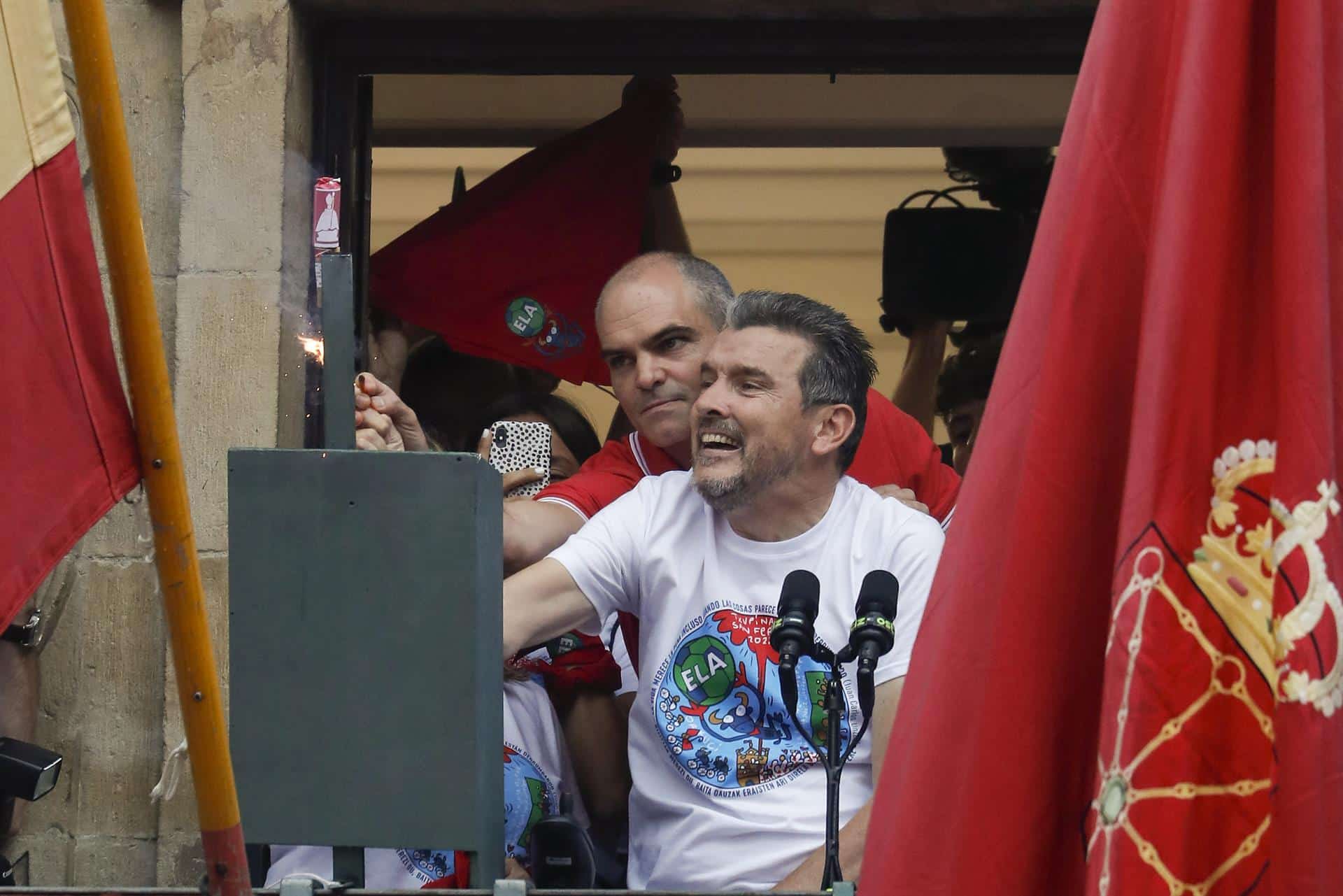 El exfutbolista Juan Carlos Unzué prendió este mediodía, desde el balcón del Ayuntamiento de Pamplona, el chupinazo