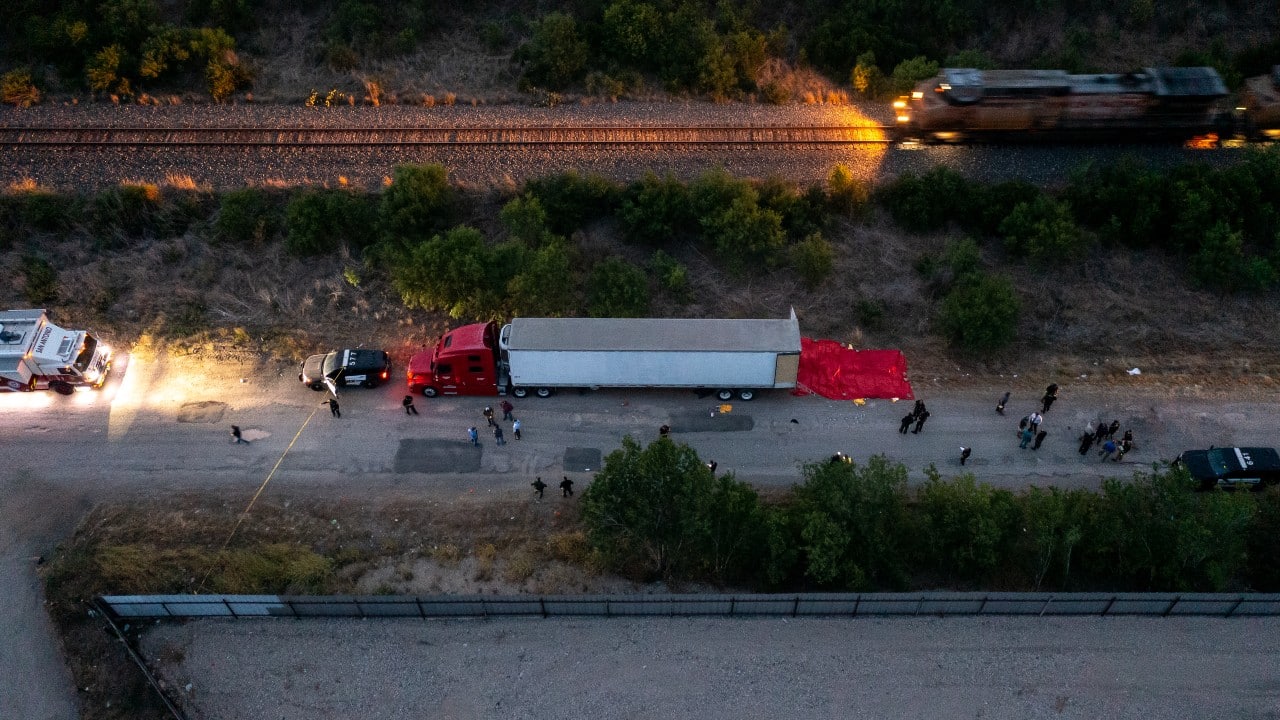 Vista aérea de un tráiler con migrantes muertos en San Antonio, Texas (Getty Images)