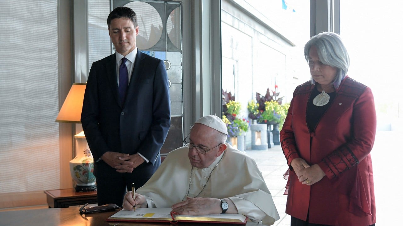 Trudeau pide al papa Francisco "tomar medidas concretas" para reconciliación con indígenas.