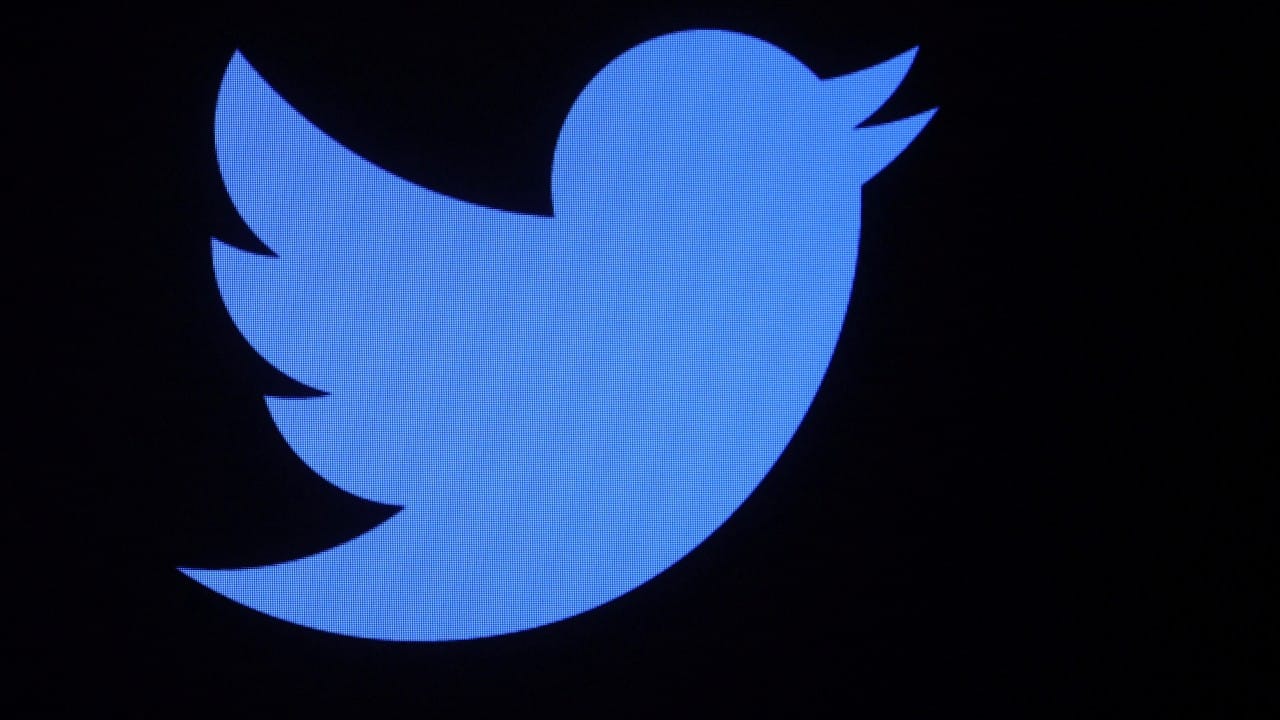 El logotipo de Twitter se muestra en una pantalla (Reuters)