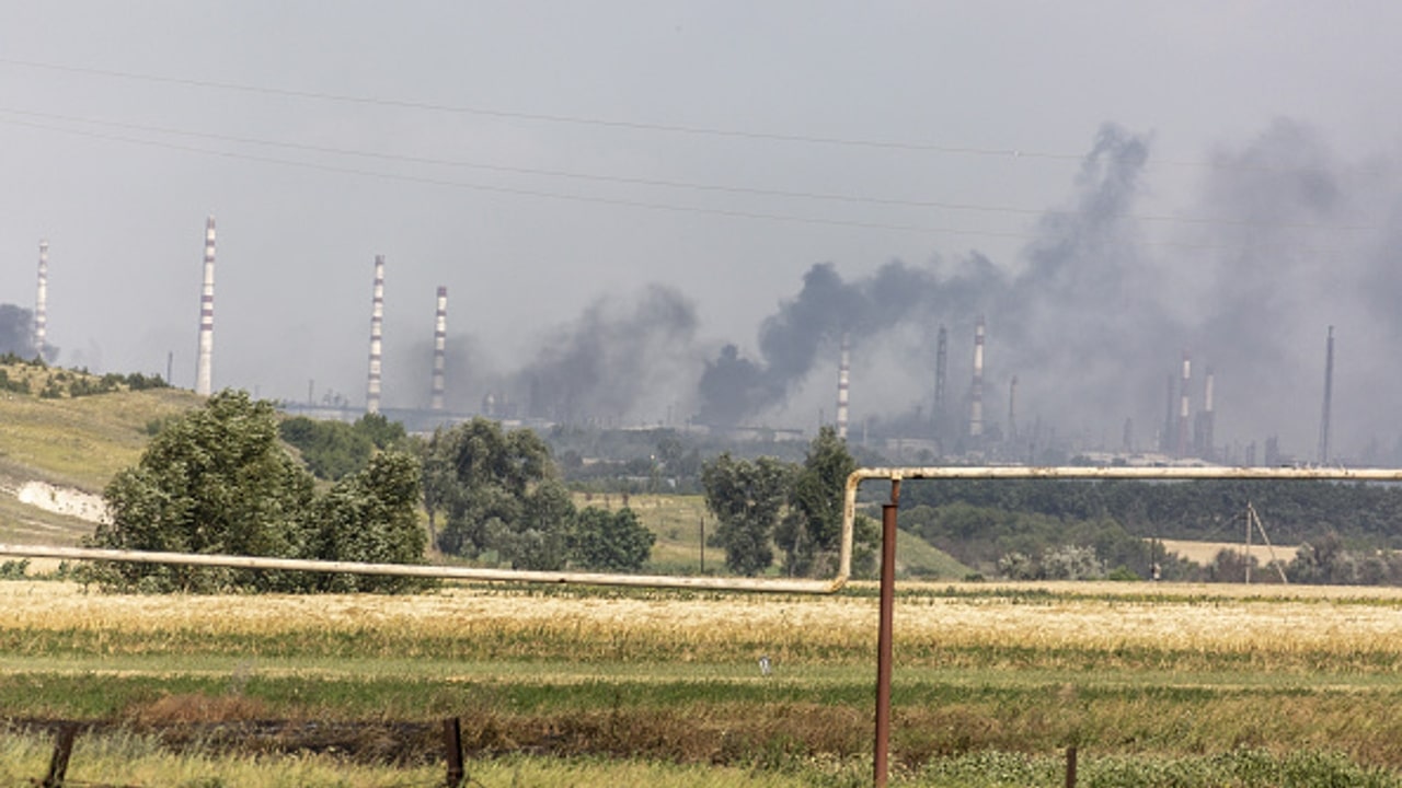Fotografía que muestra columnas de humo que se elevan hacia el cielo por los intensos combates entre las fuerzas ucranianas y las tropas prorusas en Lysychansk