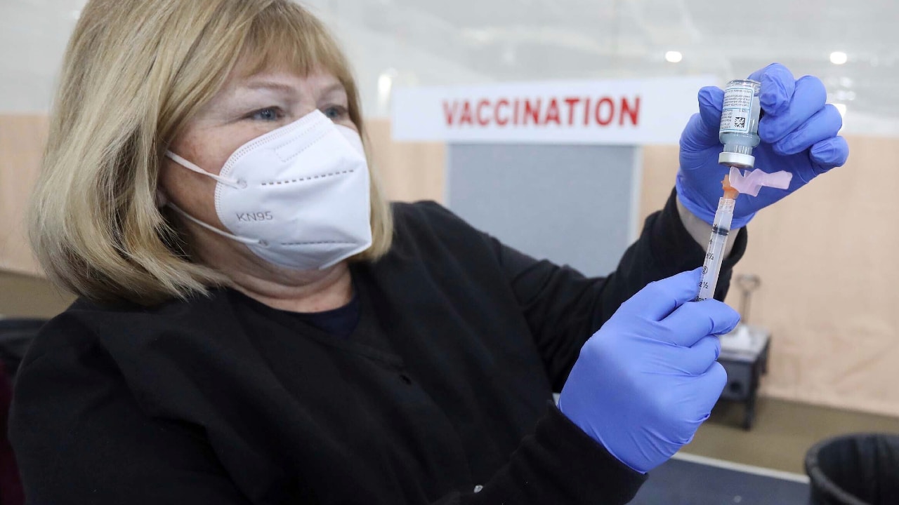 Una mujer prepara una vacuna de Moderna contra la COVID-19. Fuente: AP