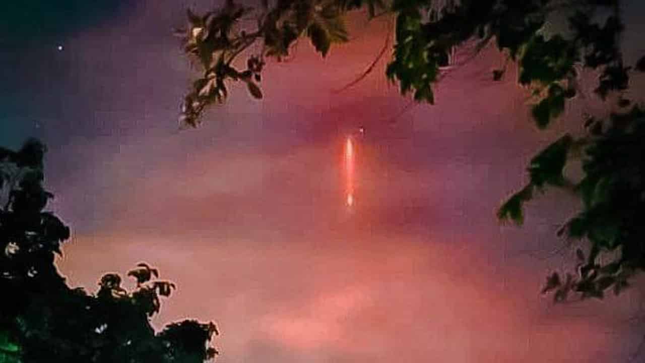 Captan misteriosa luz roja en cielo de Tampico