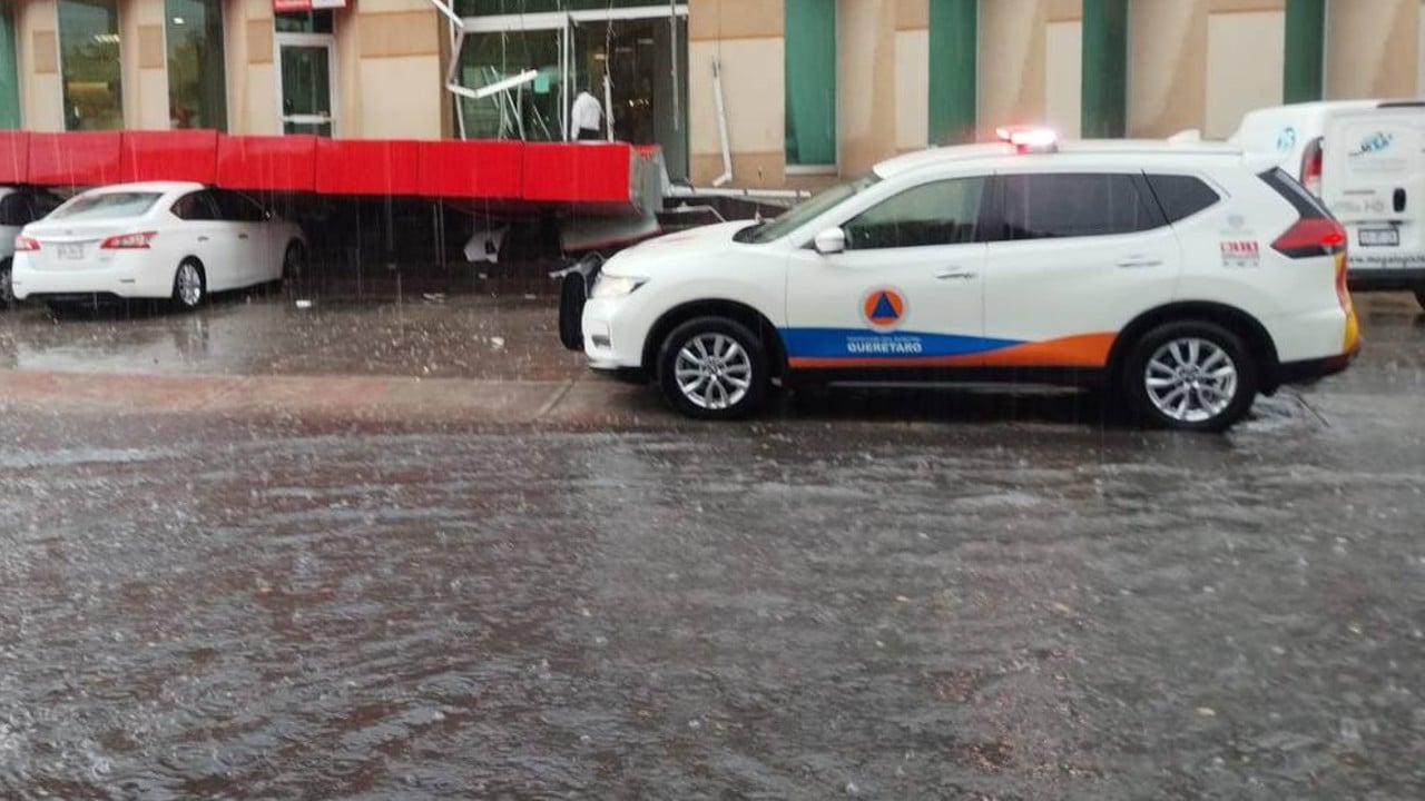 Video: Intensa lluvia y fuertes ráfagas de viento provocan inundaciones en Querétaro.