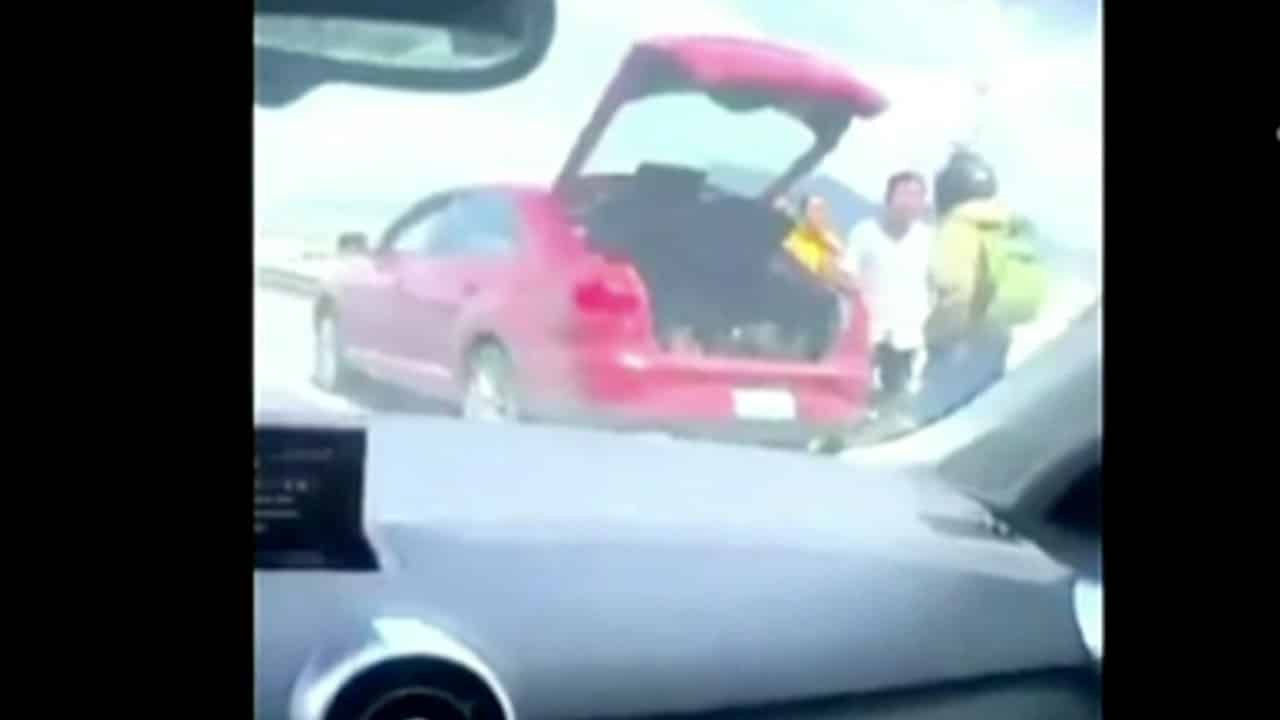 VIDEO: Motociclista cae de puente vehicular tras una riña en el Edomex.