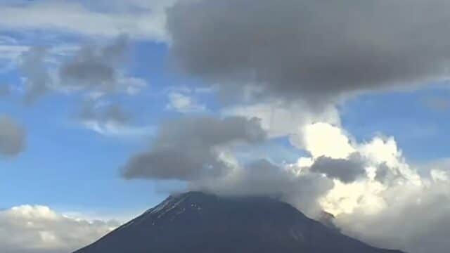 Video: Popocatépetl lanza impresionante fumarola.