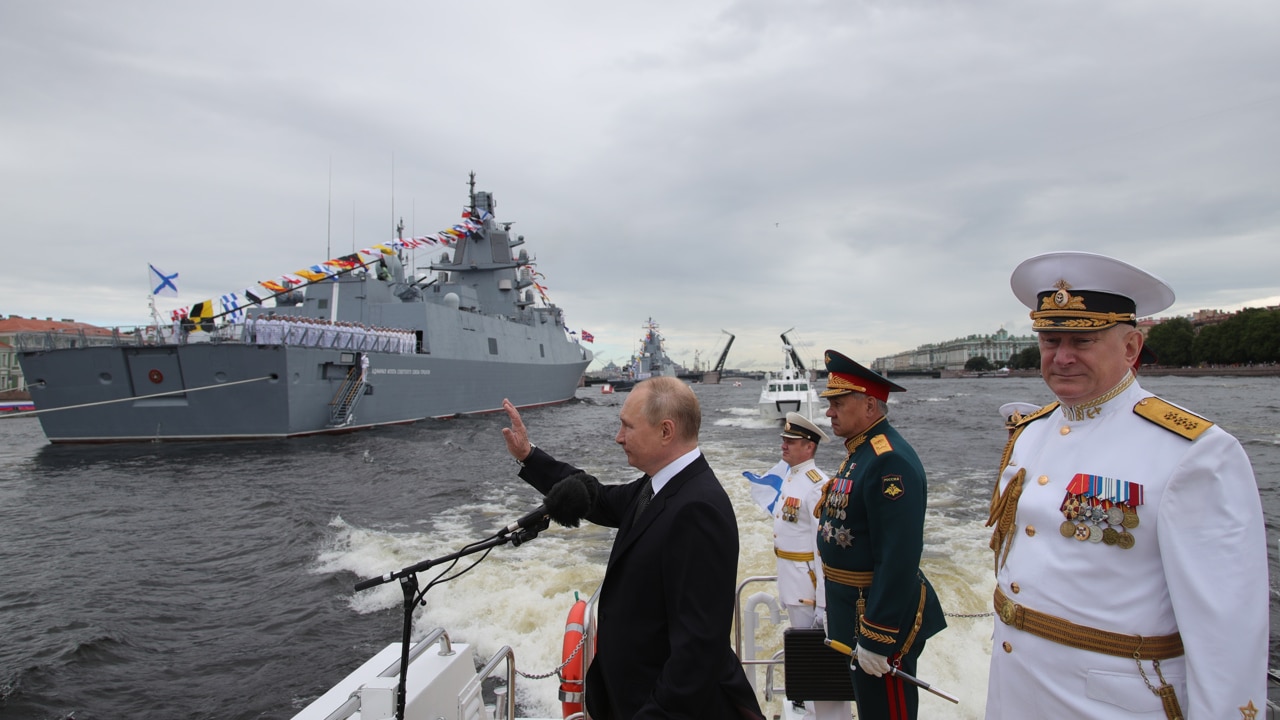 El presidente Vladimir Putin en el desfile naval que conmemora el Día de la Armada rusa en San Petersburgo.
