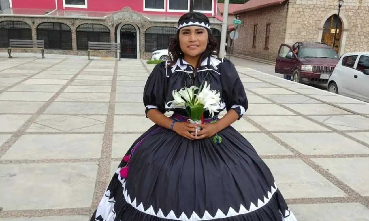 Chihuahua: Quinceañera festeja con vestido rarámuri