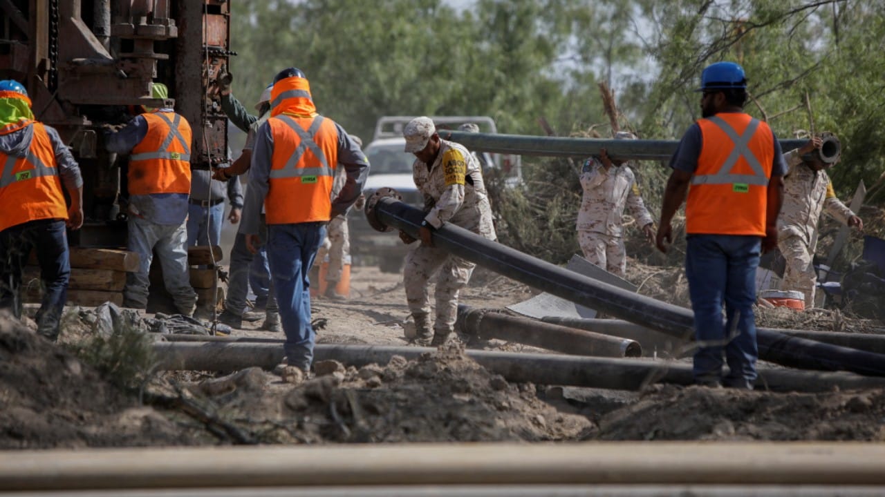 Aceleran extracción de agua para rescatar a mineros en Coahuila.