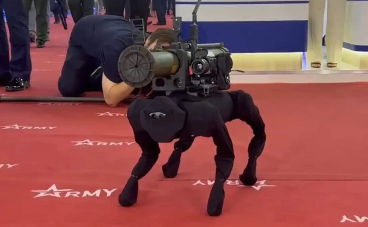 Rusia presenta perro robot capaz de disparar un lanzacohetes
