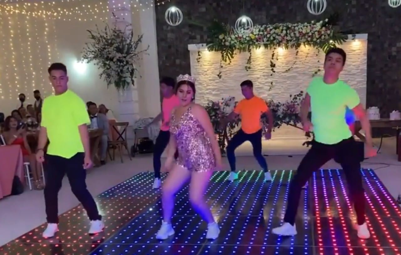 Chambelán brilla en fiesta de quince años con baile: Video