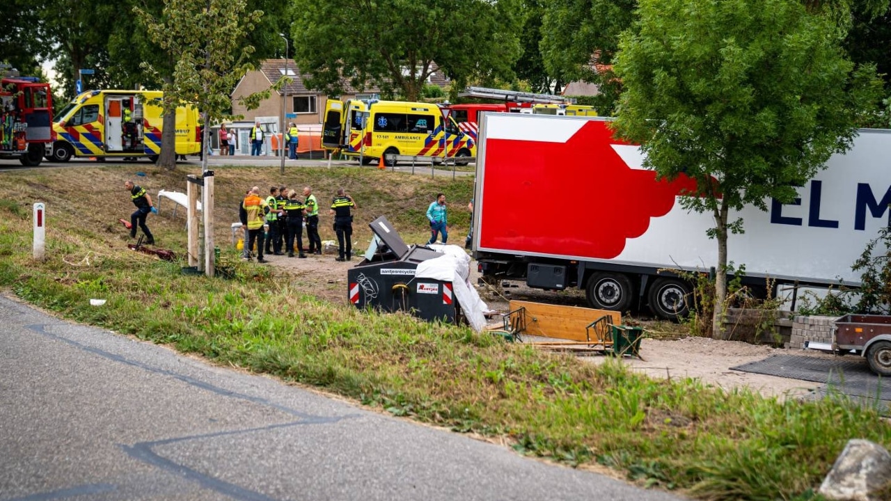 Un camión se salió de un camino y se estrelló contra una parrillada comunitaria en un poblado en Rotterdam
