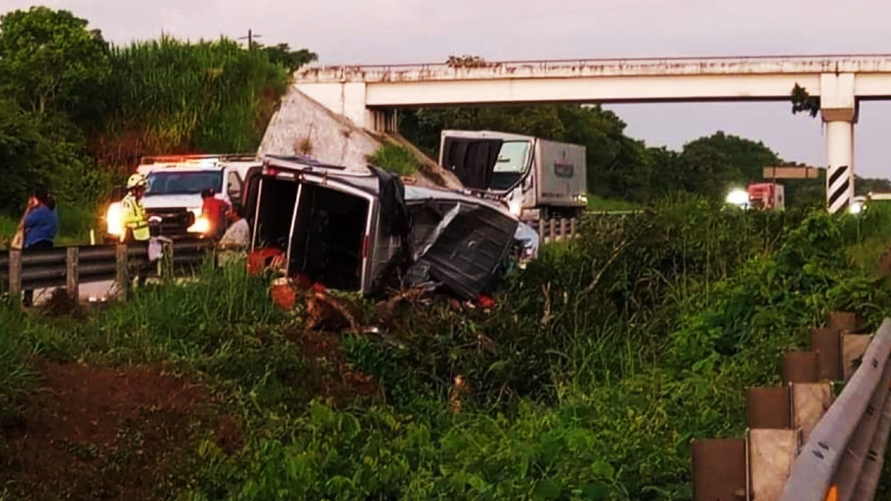 Seis muertos y 10 heridos deja impacto de camioneta turística con una vaca en carretera de Jáltipan, Veracruz
