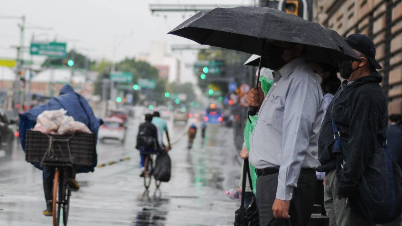Las autoridades capitalinas recomendaron a la población portar paraguas o impermeable.