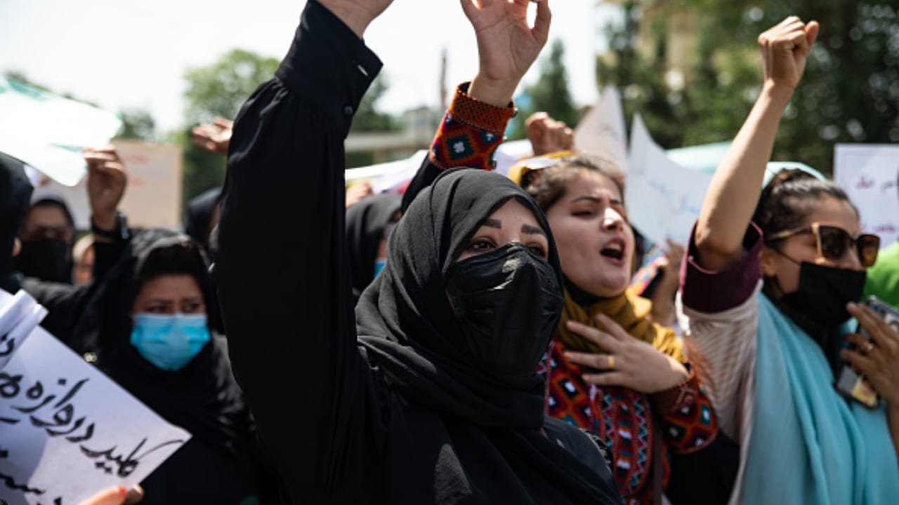 Talibanes disparan al aire para dispersar manifestación de mujeres en Kabul