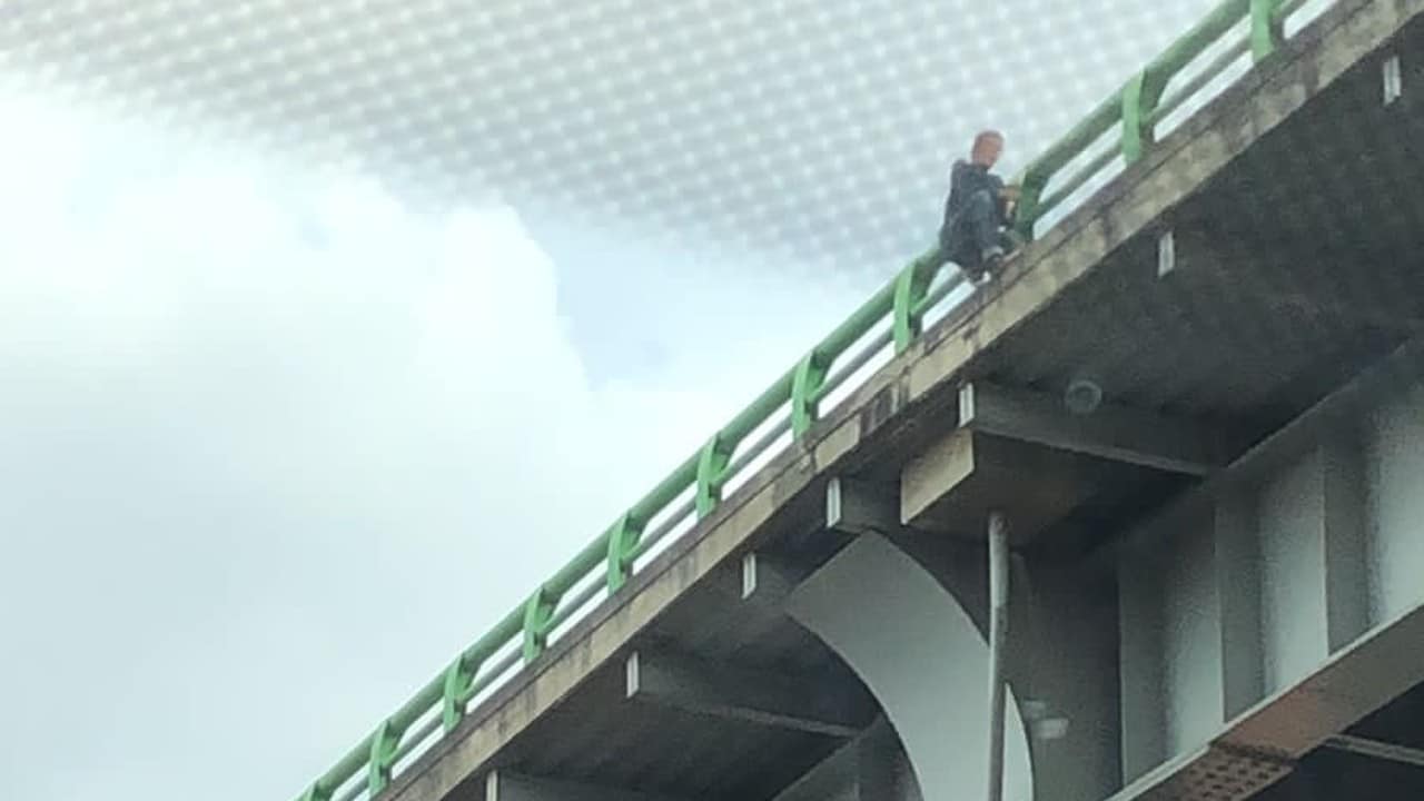 Rescatan a hombre que intentaba lanzarse desde un puente en Viaducto Río Piedad.