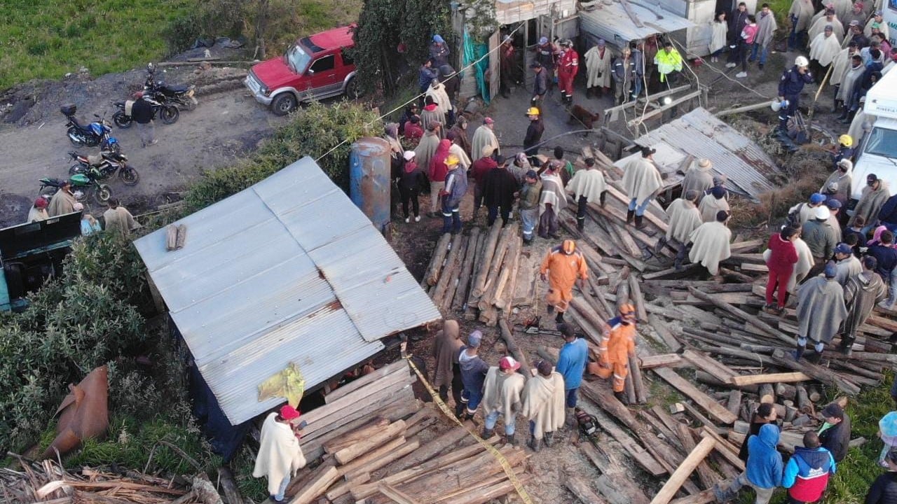 Al menos 9 trabajadores atrapados en una mina de Colombia tras un derrumbe.