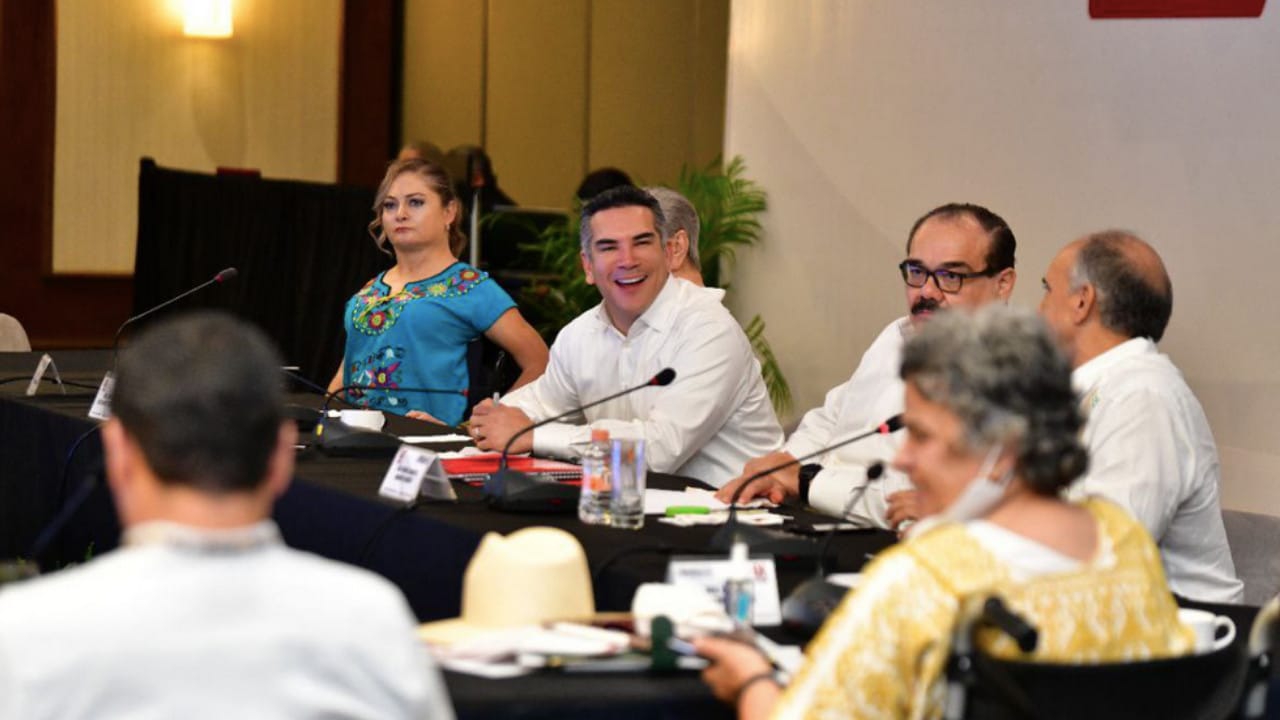 Alejandro Moreno asiste a la plenaria de los senadores del PRI en Mérida