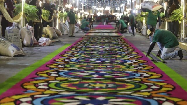 Huamantla, Tlaxcala, rompe Récord Guinness por la alfombra más larga del mundo