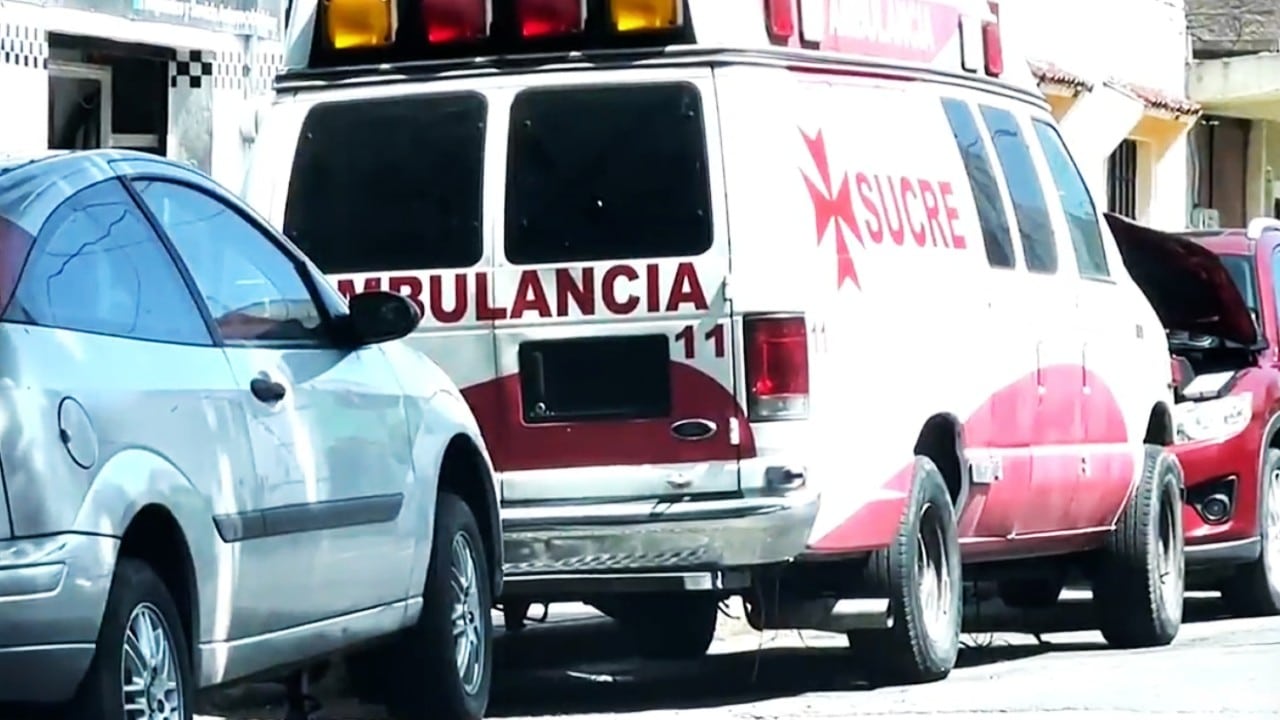 Por escasez de ambulancias en CDMX tras operativos, se las ingenian para transportar a pacientes