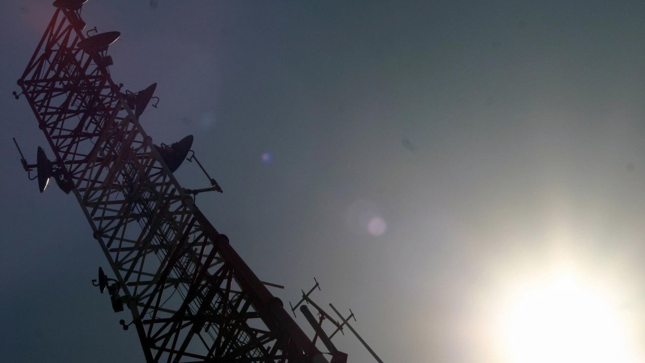 AMLO llama a CFE redoblar esfuerzos para instalar antenas de telecomunicaciones en zonas de menor acceso