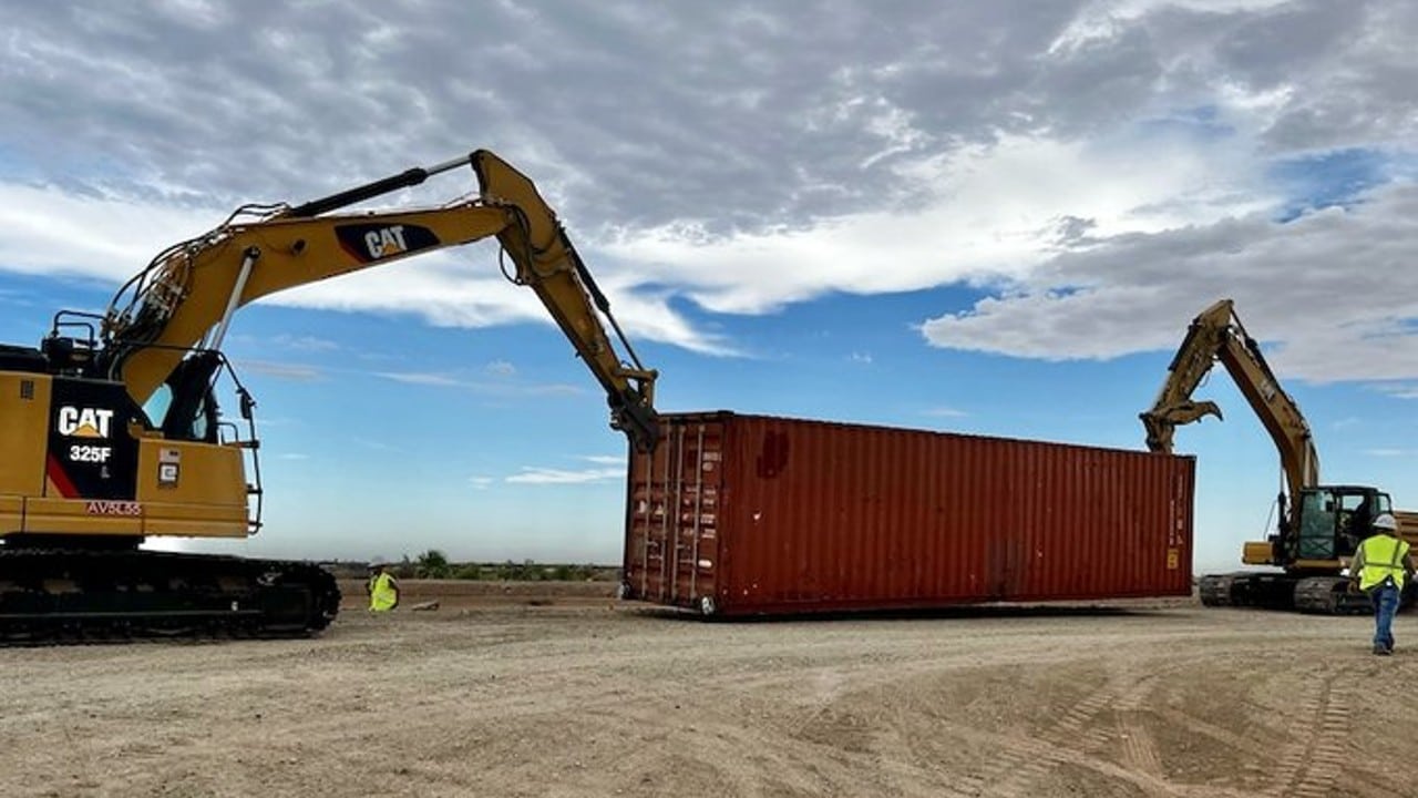 Arizona tapará huecos de la frontera con México con contenedores.