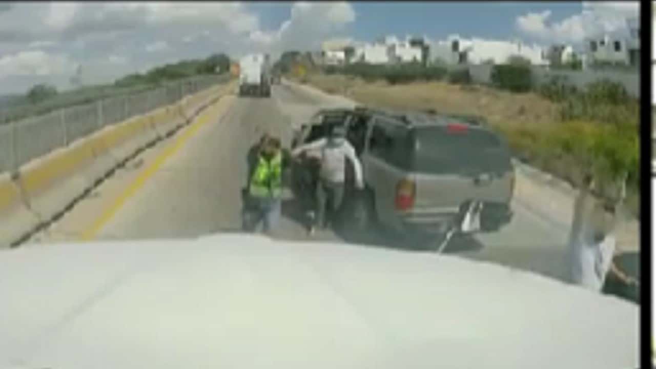 Ladones roban con violencia tráiler en autopista Querétaro-Irapuato