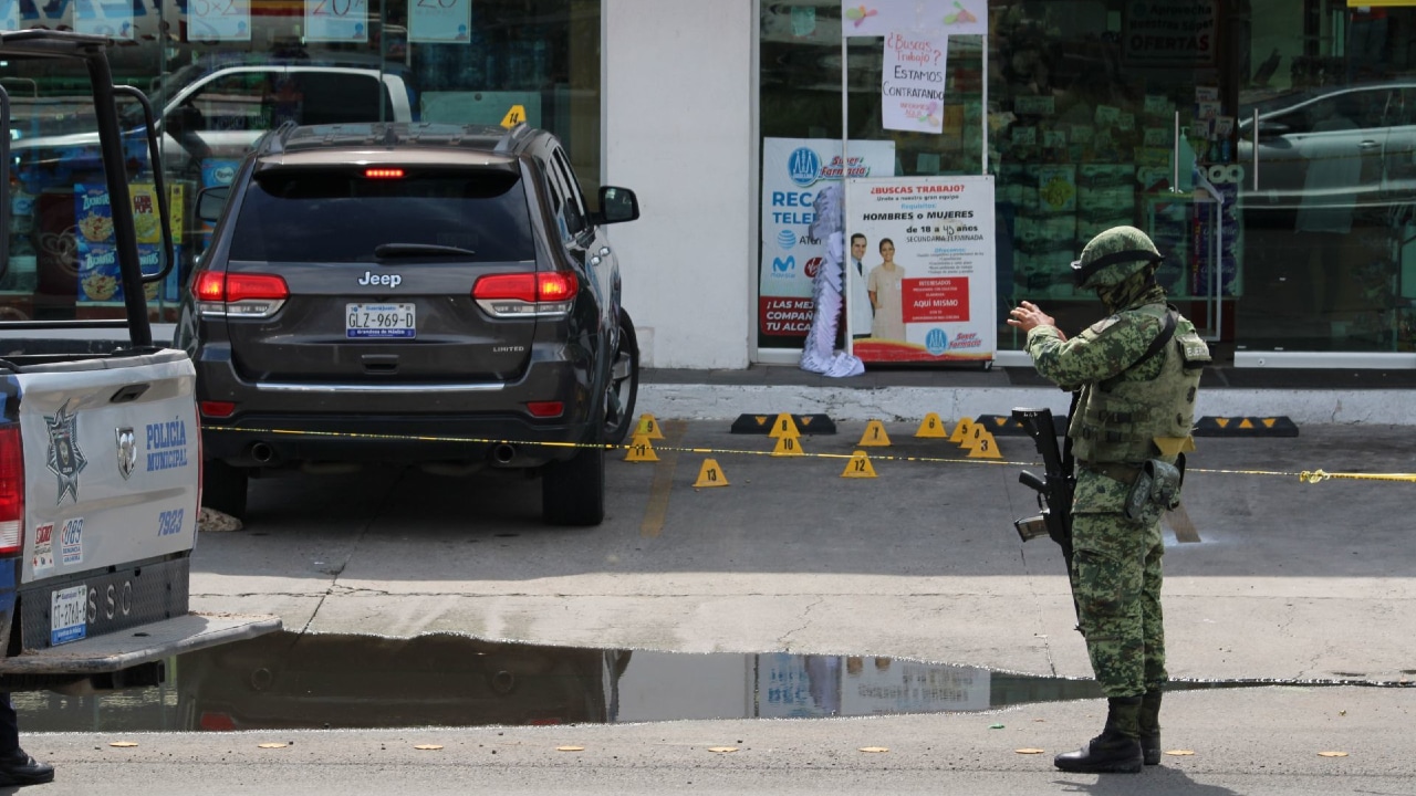 Un militar resguarda la zona donde fue asesinado Guillermo Mendoza Suárez, hijo del alcalde de Celaya, Javier Mendoza Márquez