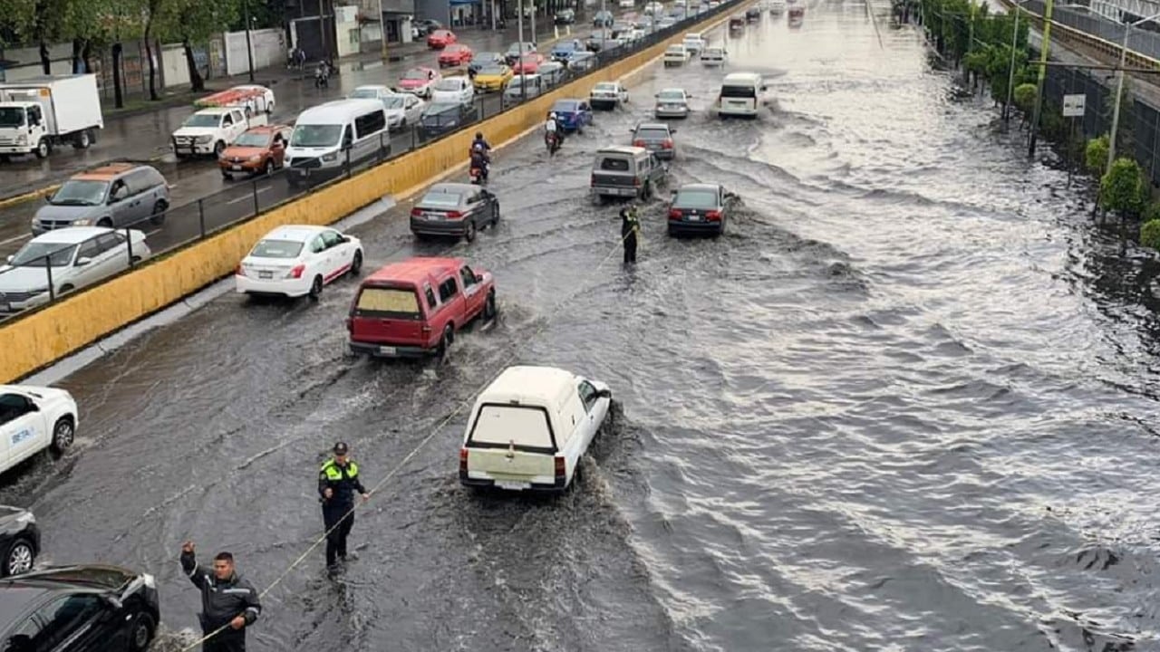 Inundaciones en Boulevard Puerto Aéreo afuera de la Terminal 1 del AICM (Twitter: @luismiguelbaraa)