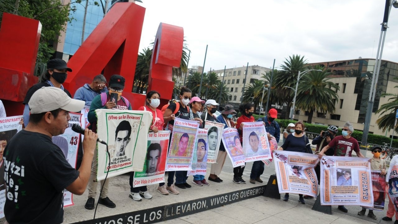 Fotografía que muestra la Glorieta Fotograf´pia que muestra a los desaparecidos de Ayotzinapa. Fuente: EFE