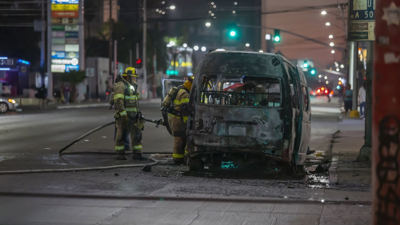 Alrededor de 20 vehículos fueron quemados en Baja California