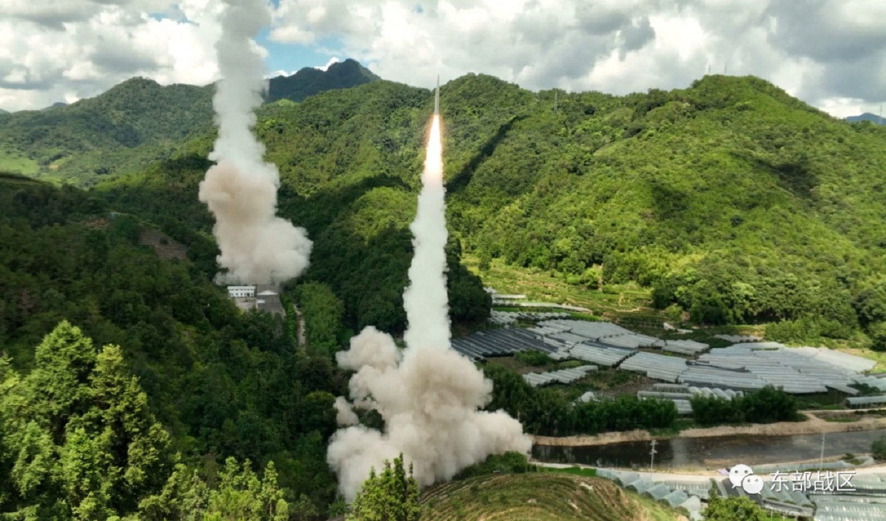 China realiza pruebas de misiles convencionales en las aguas frente a la costa este de Taiwán (Reuters)