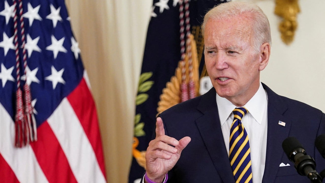 El presidente Joe Biden en el Salón Este de la Casa Blanca, en Washington, 10 de agosto de 2022 (Reuters)