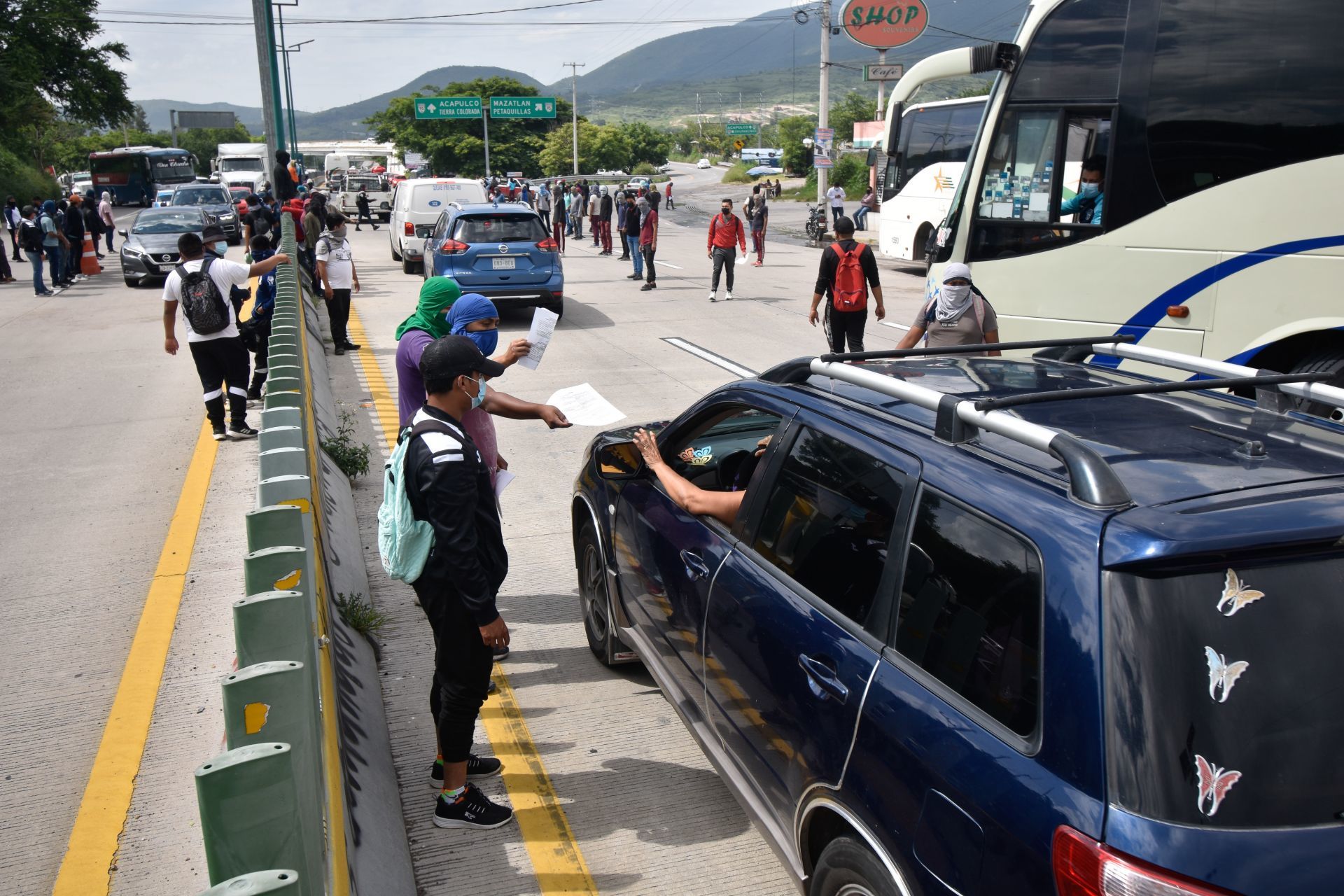 Normalistas bloquean la Autopista del Sol en Chilpancingo