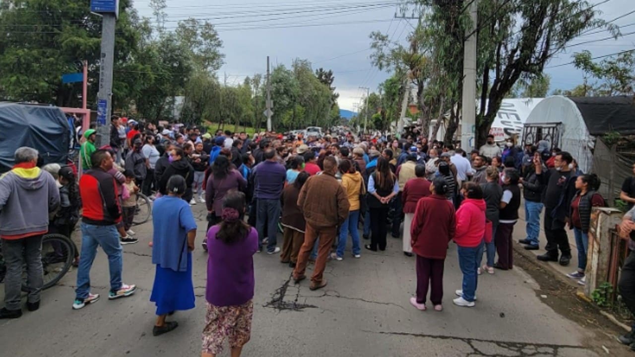 Muere mujer tras caída de microbús a canal de Xochimilco