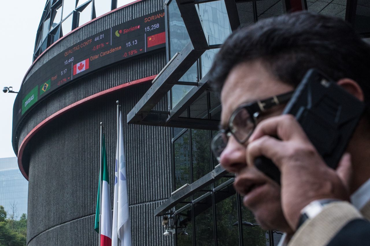 Una persona llama por teléfono celular a las afueras de la Bolsa Mexicana de Varoles (BMV) (Cuartoscuro)