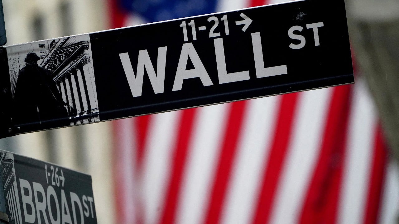 Un letrero de Wall Street afuera de la Bolsa de Valores de Nueva York (Reuters)
