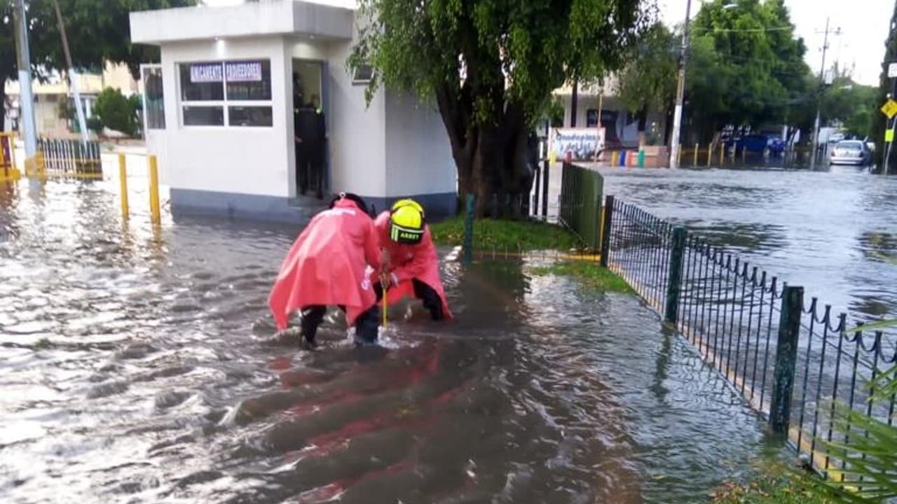 Cae fuerte lluvia en Guadalajara y Zapopan, provoca varios encharcamientos