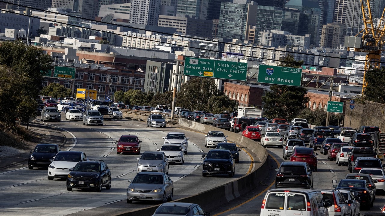 Una vista de autos en la carretera durante un embotellamiento en hora pico en California (Reuters)