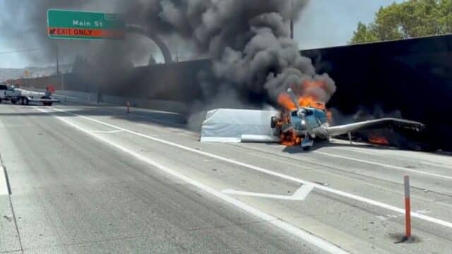 El humo sale de una avioneta en llamas en la Autopista 91 en Corona, California (Reuters)