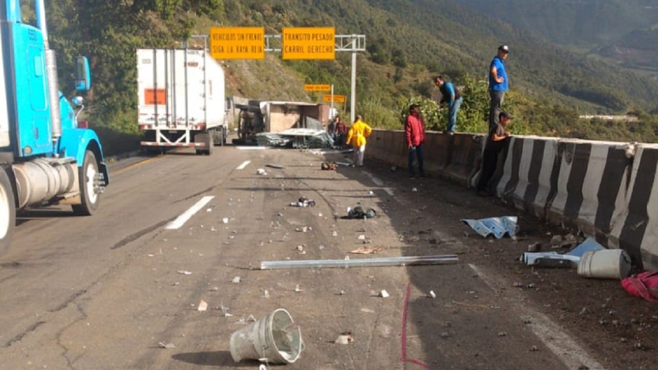 Accidente de un camión en la autopista Puebla-Orizaba (Twitter: @MundoTehuacan)