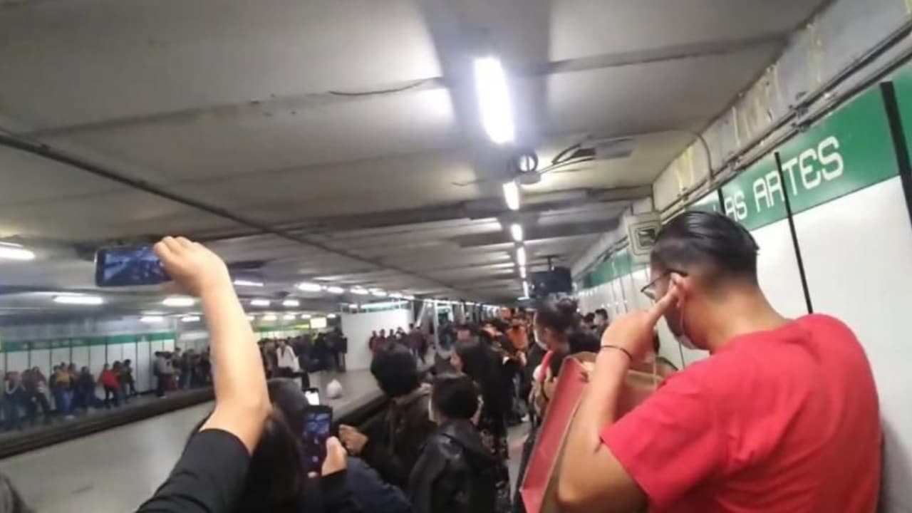 Usuarios del Metro CDMX cantan Ni tú ni nadie: Video