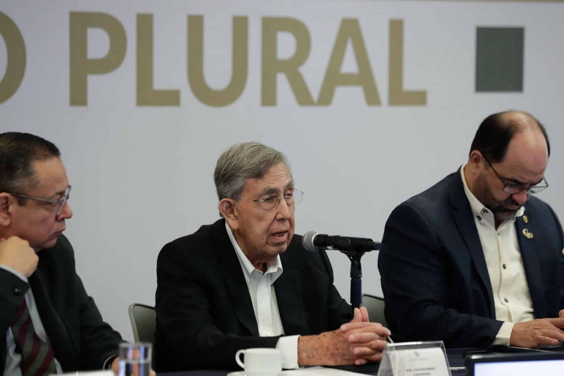 Cuauhtémoc Cárdenas acudió a la reunió plenaria del Grupo Plural en el Senado (Cuartoscuro)