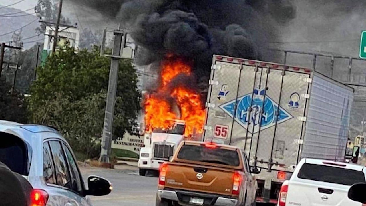 Incendios de vehículos en Tijuana y Mexicali, Baja California (Twitter: @jandroDmos)